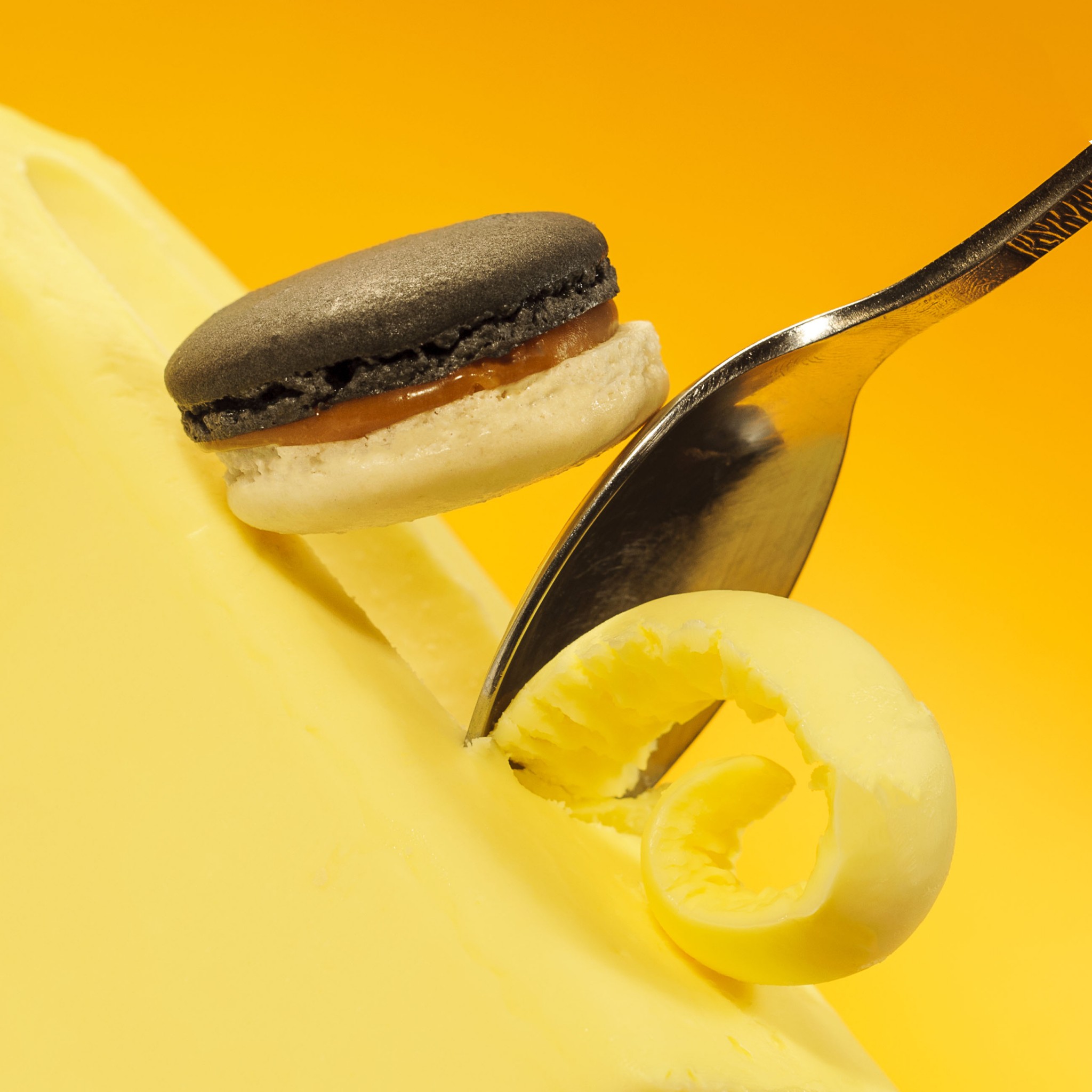prise de vue culinaire, macaron d'Alain Chartier sur du beurre